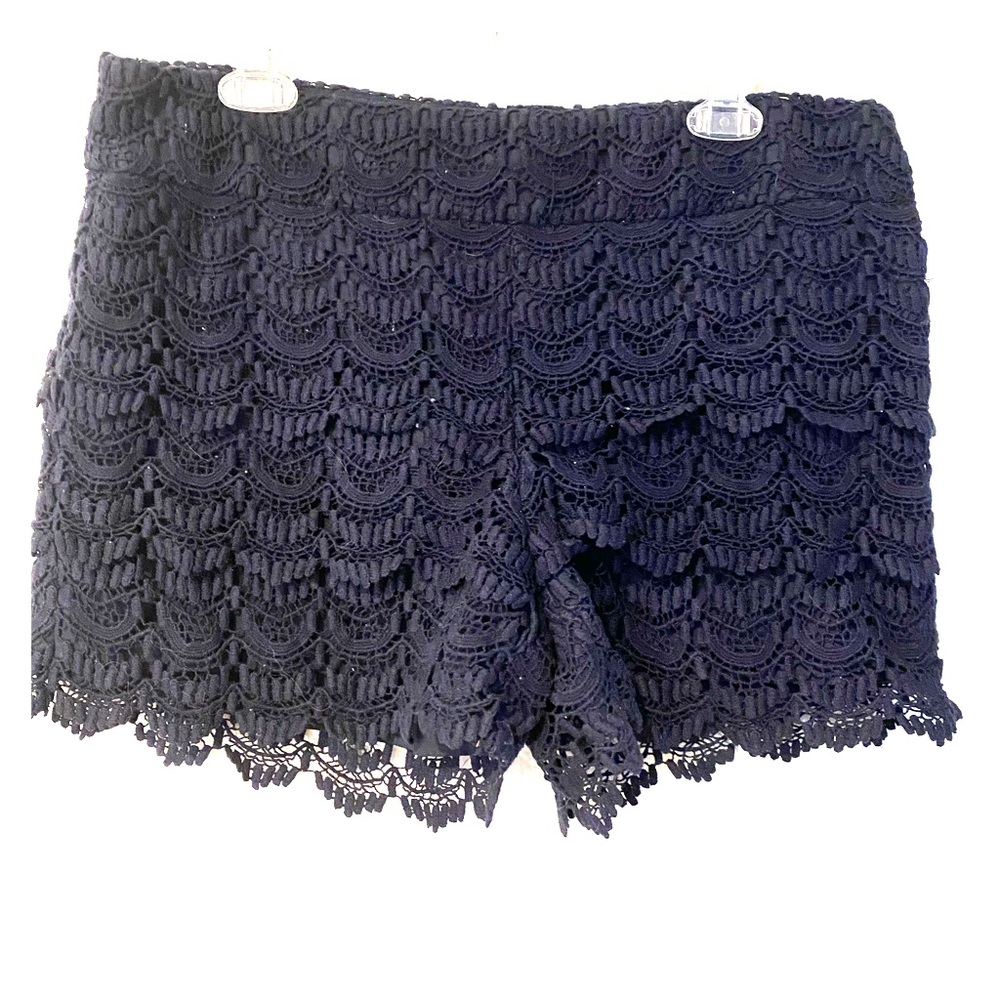 Loft Riviera shorts w/ 4 inch inseam w/ detail